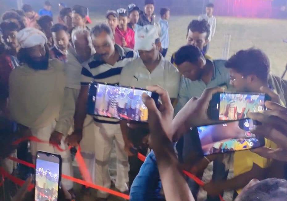 तिवारी टोला नाईट क्रिकेट टूर्नामेंट का उद्घाटन करते हुए।